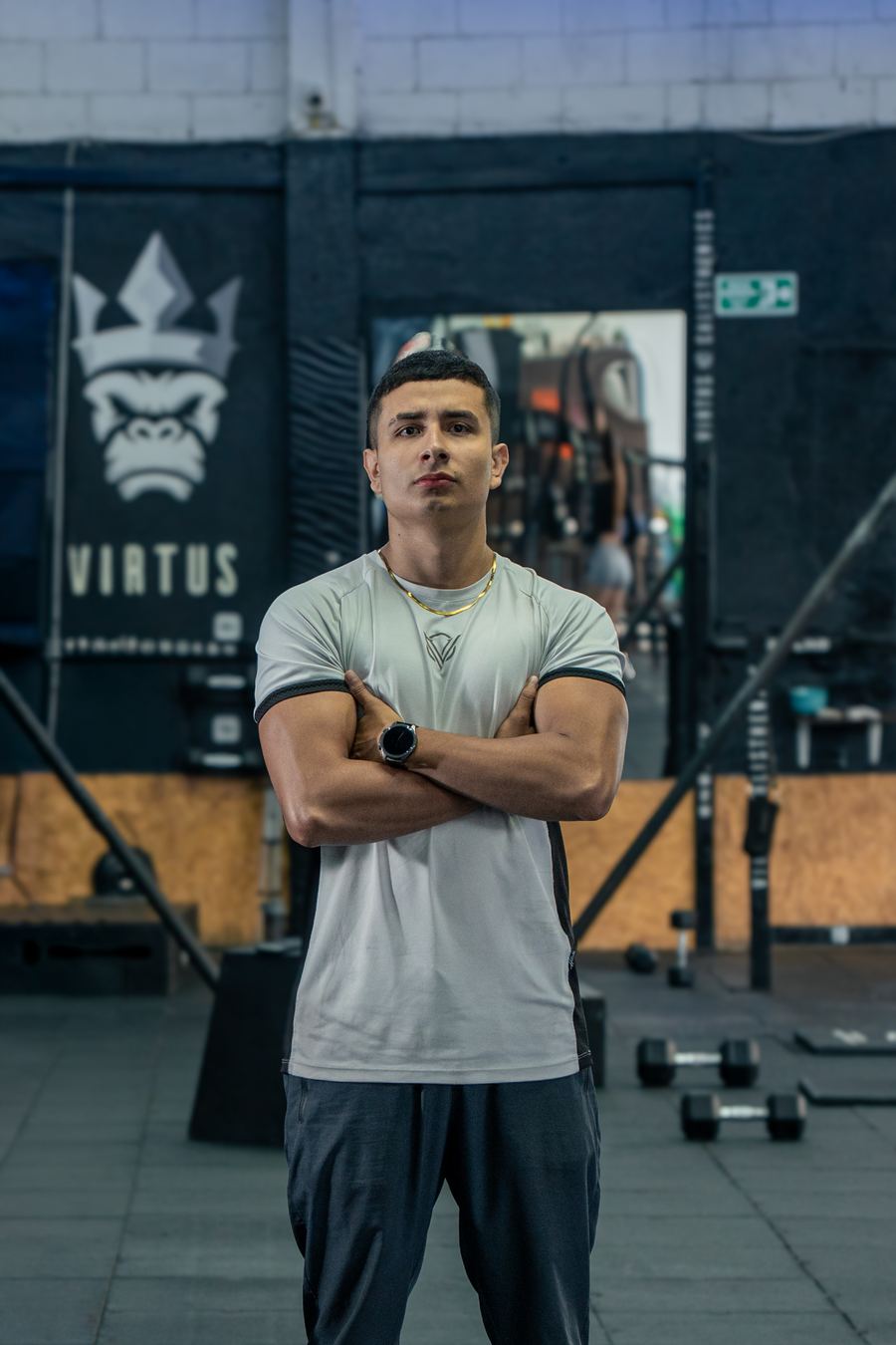 Coach Duván, de brazos cruzados frente al mural de Virtus