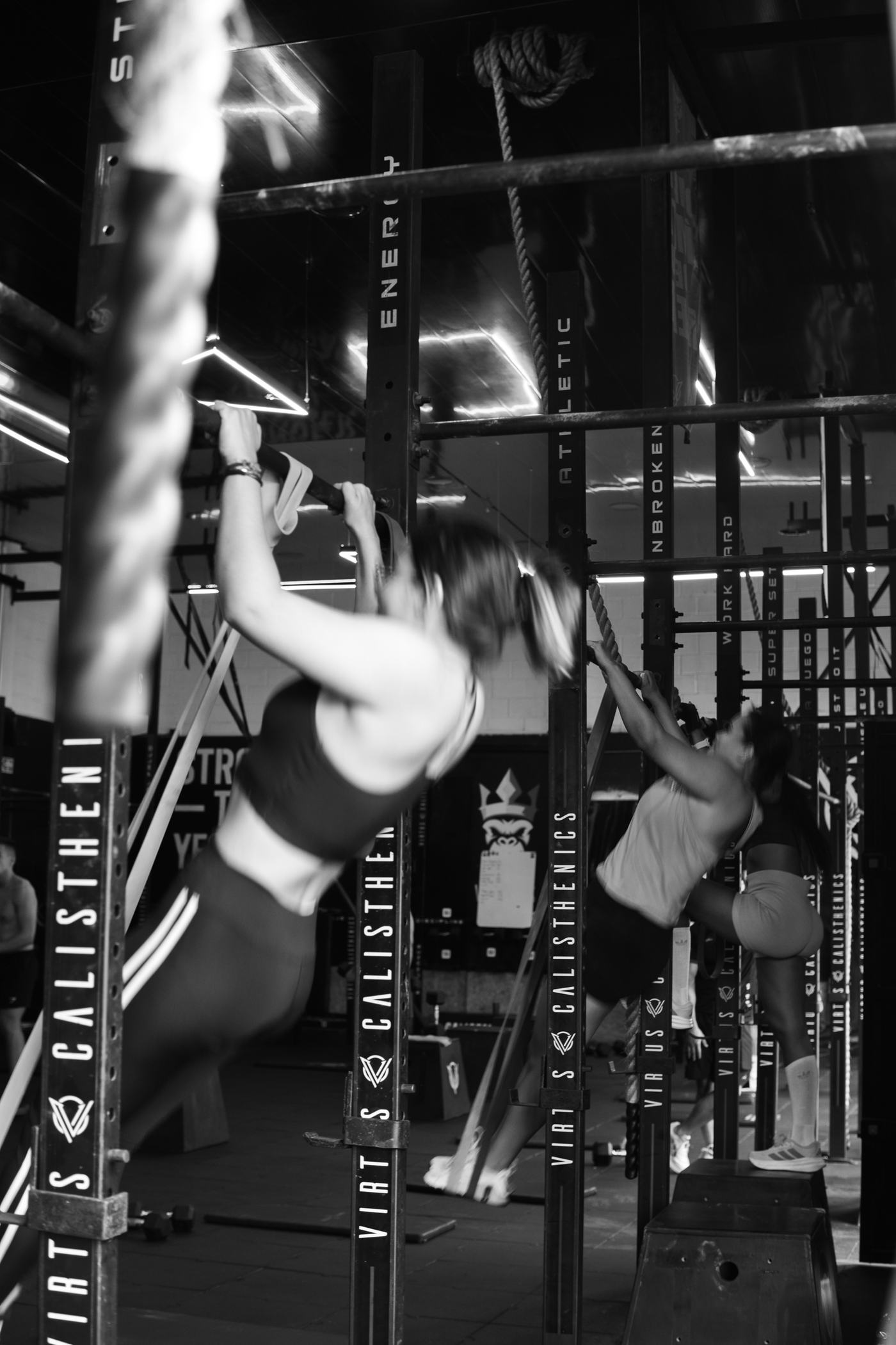 Atleta haciendo dominadas en los racks de Virtus
