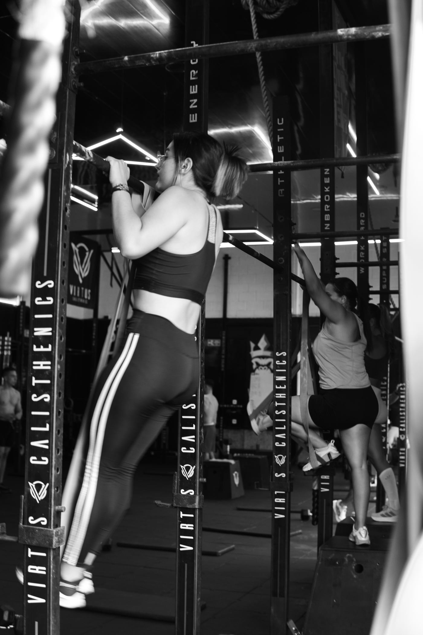 Atleta en la barra durante una clase de calistenia