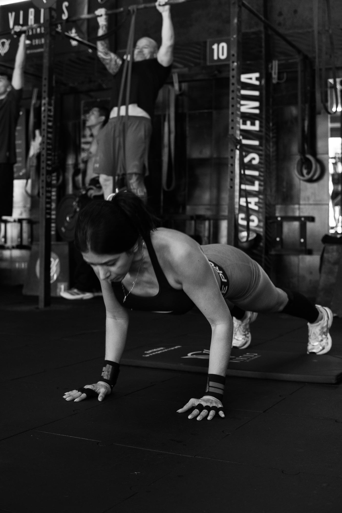Flexiones en el piso con los racks de calistenia al fondo